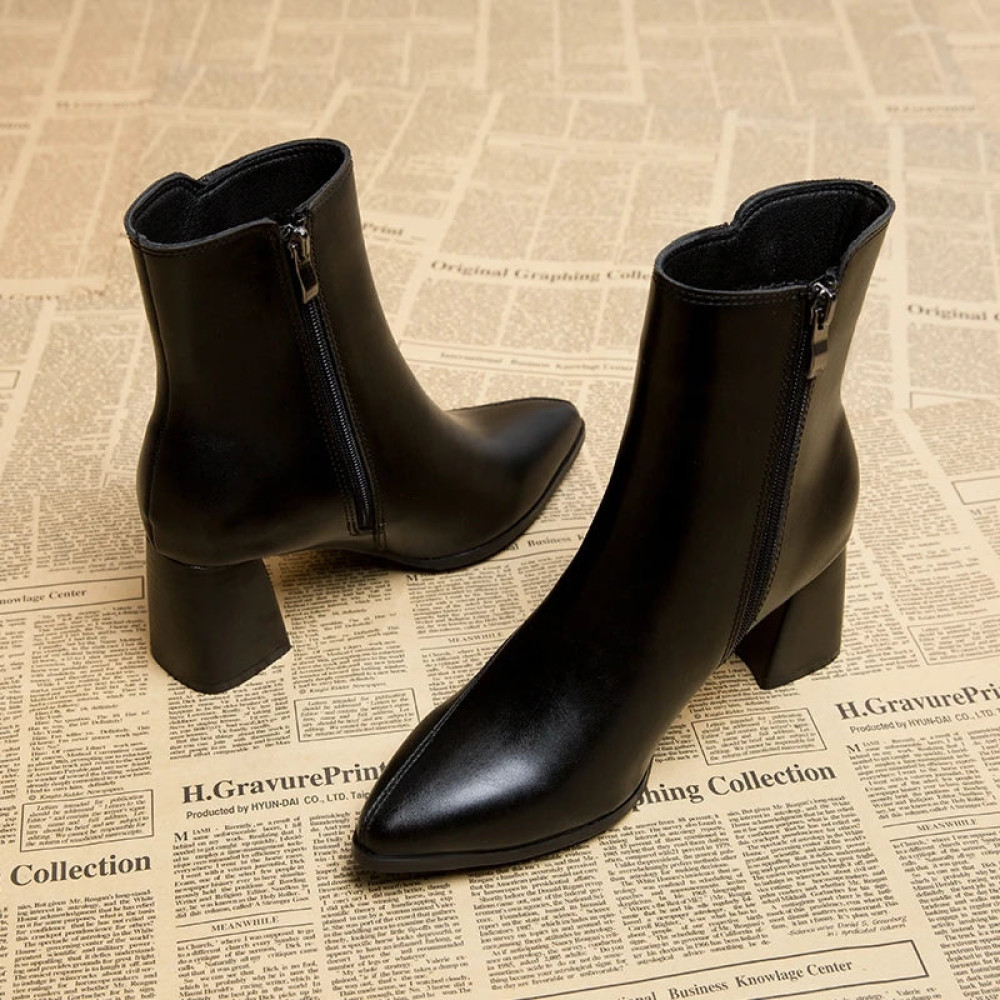 Outline Flow Boots
